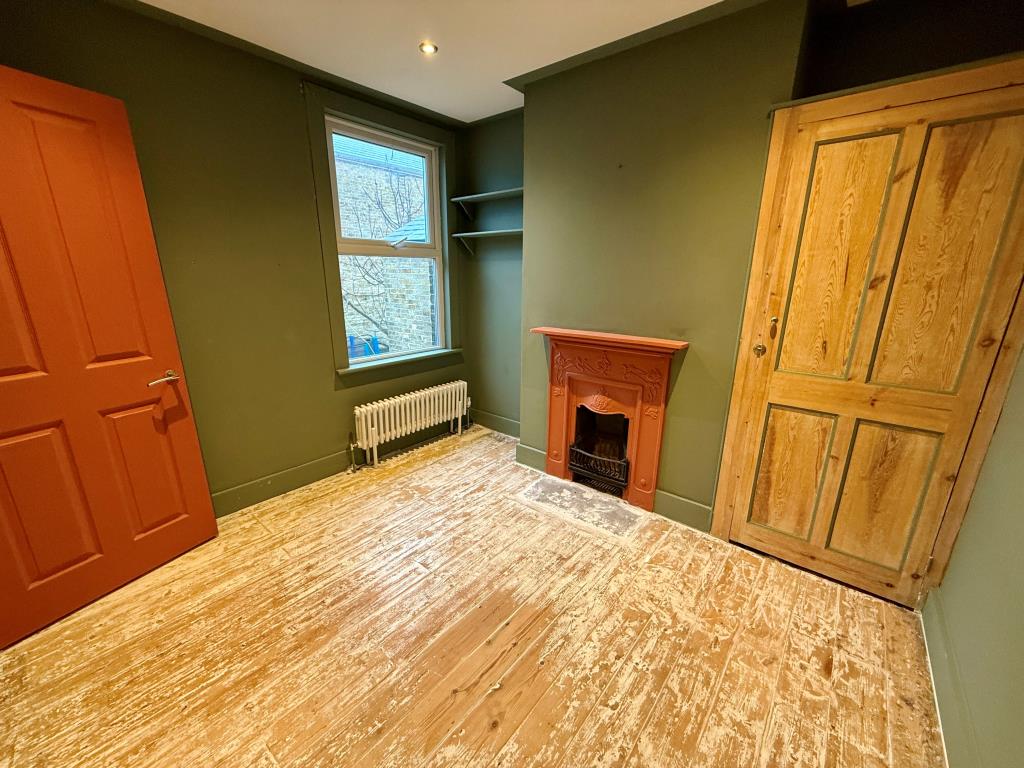 Lot: 138 - EXTENDED MID-TERRACE HOUSE IN TOWN CENTRE - Bedroom two